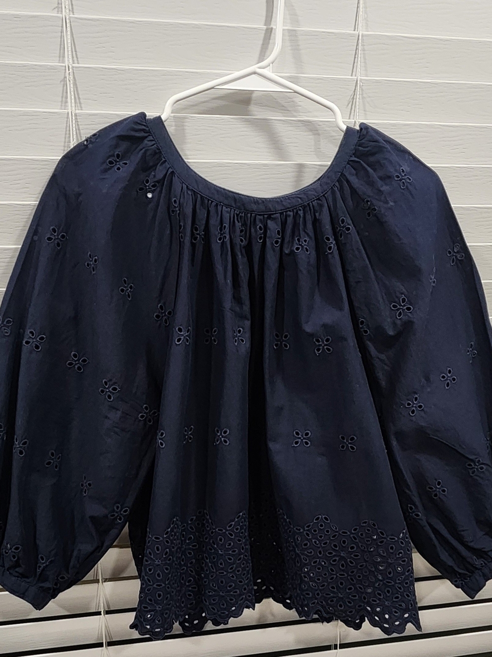 Old Navy Women’s Navy Eyelet Peasant Blouse 💙
